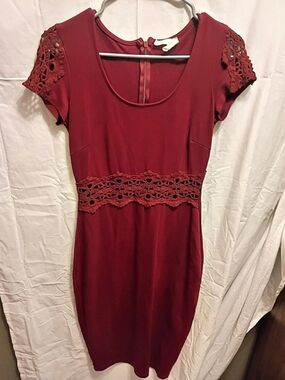 Capricho Brand Lace Detail Dress in Burgundy Size Medium